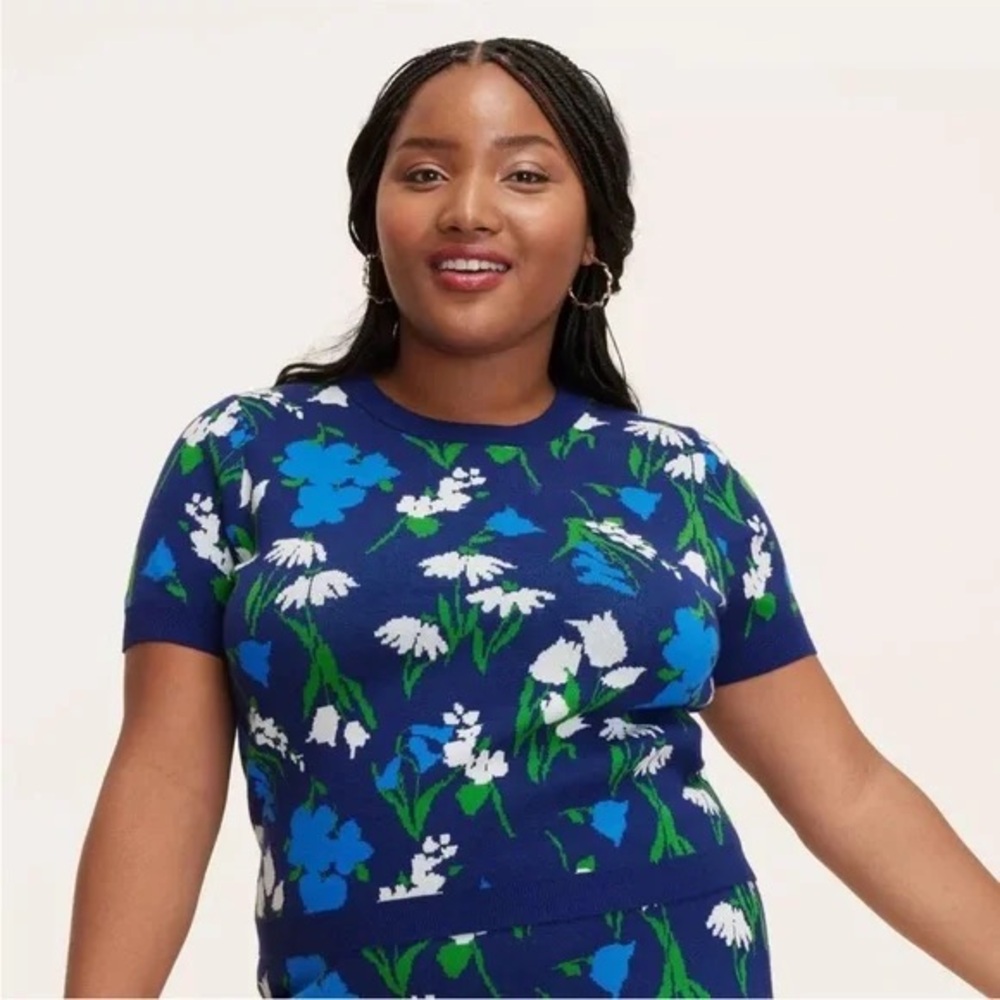 Floral Short-Sleeve Crewneck Sweater in Royal Blue